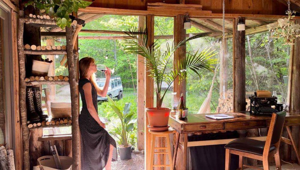hannah di dalam cabinnya (instagram.com/hannahleeduggan)