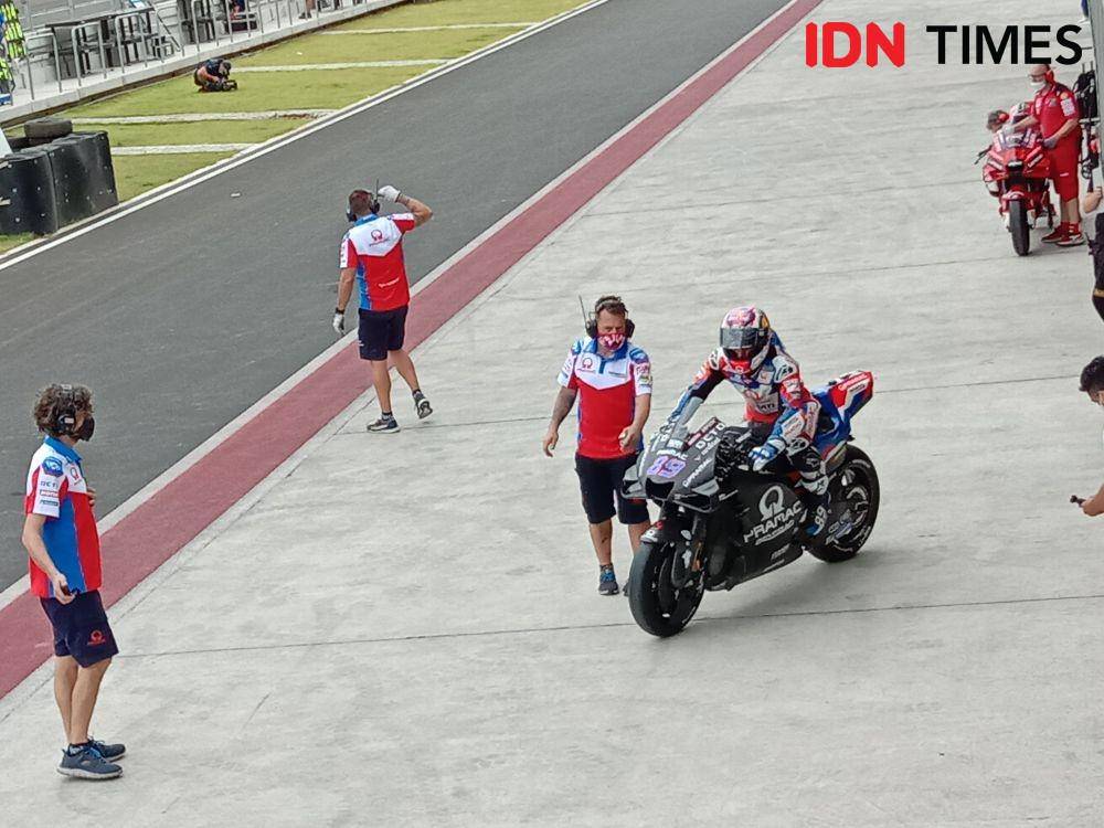 Pembalap Tim Ducati keluar dari paddock menuju ke lintasan Sirkuit Mandalika (IDN Times/Muhammad Nasir)