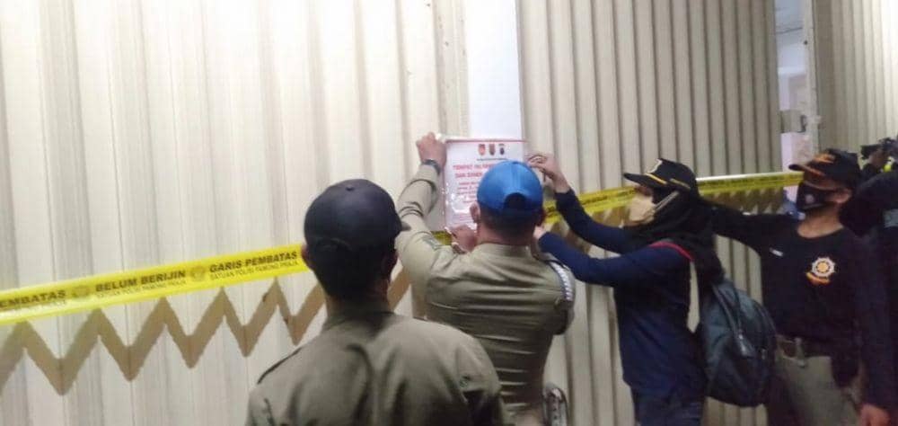 Salah satu lokasi minimarket ikut disegel karena melanggar aturan jam malam. (Istimewa)
