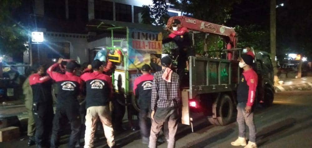 Satpol PP Semarang angkut dagangan PKL yang berjualan di kawasan terlarang. (Istimewa)