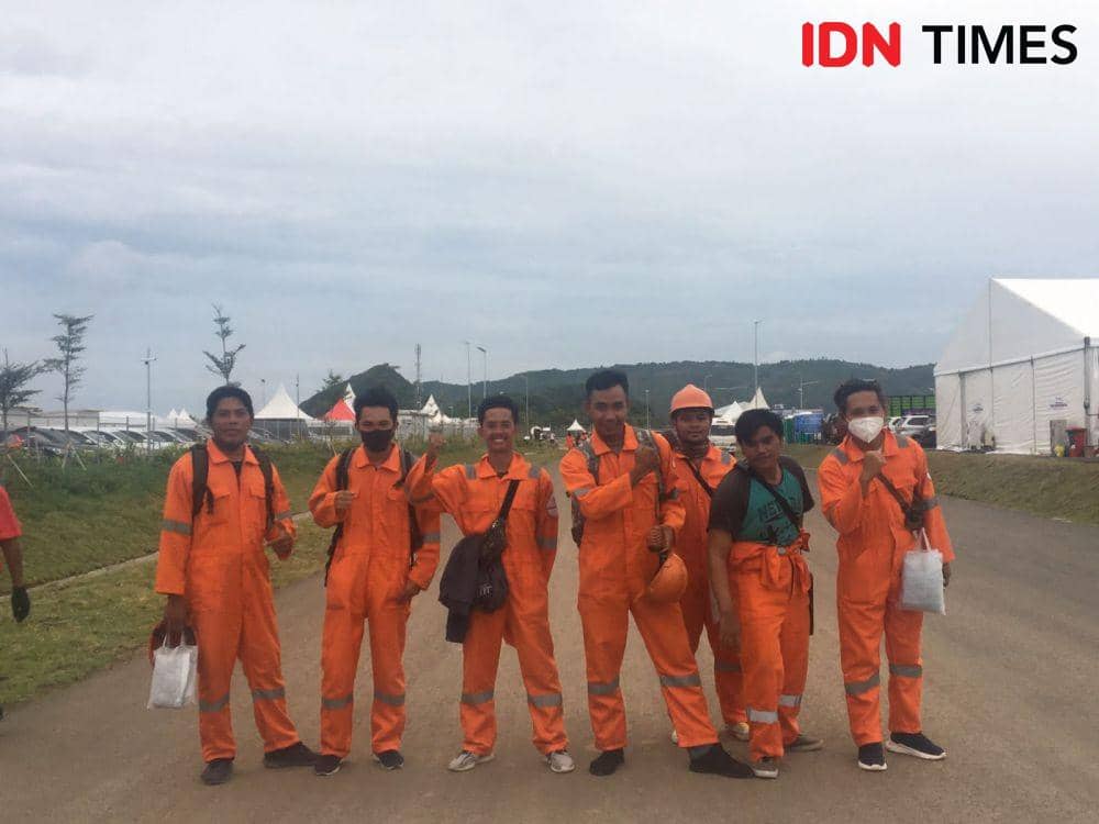 Marshal lokal di Sirkuit Mandalika IDN Times/Ahmad Viqi