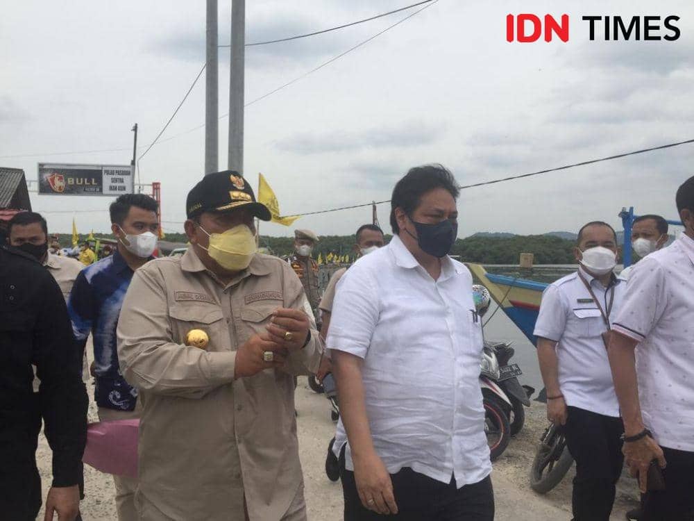 Menteri Koordinator Bidang Perekonomian RI, Airlangga Hartarto tertangkap lensa kamera menaiki becak motor (bentor), saat kunjungan kerja ke Lampung. (IDN Times/Tama Yudha Wiguna)