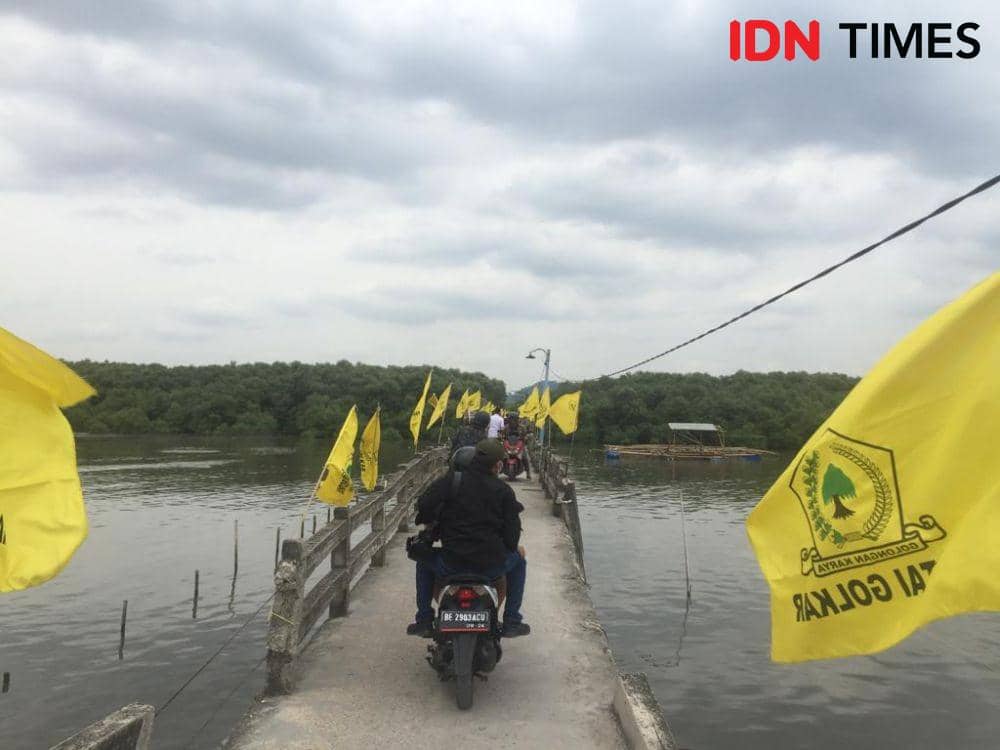 Menteri Koordinator Bidang Perekonomian RI, Airlangga Hartarto tertangkap lensa kamera menaiki becak motor (bentor), saat kunjungan kerja ke Lampung. (IDN Times/Tama Yudha Wiguna)