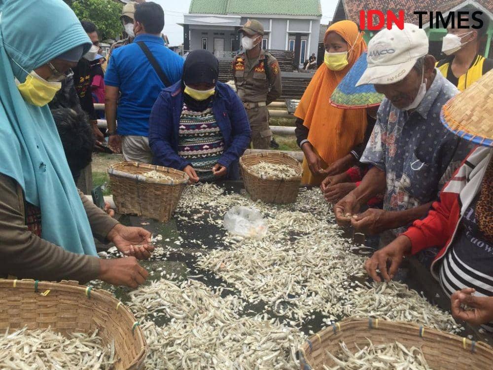 Menteri Koordinator Bidang Perekonomian RI, Airlangga Hartarto tertangkap lensa kamera menaiki becak motor (bentor), saat kunjungan kerja ke Lampung. (IDN Times/Tama Yudha Wiguna)