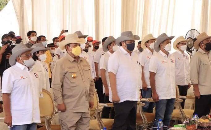 Menteri Koordinator Bidang Perekononian RI Airlangga Hartarto dan Gubernur Lampung Arinal Djunaidi memanen perdana padi gogo. (IDN Times/Istimewa)