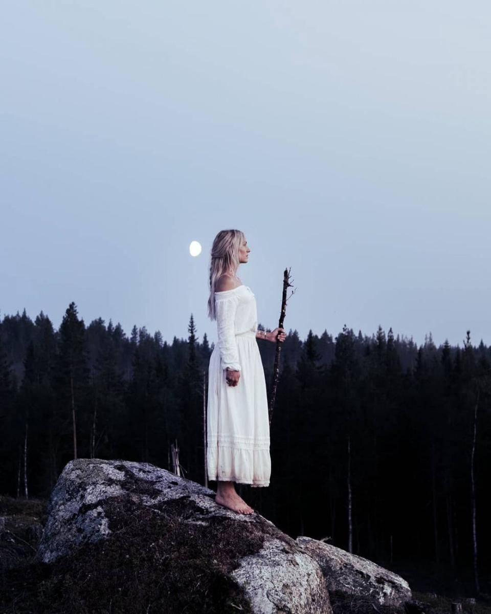 jonna jinton di tengah hutan (instagram.com/jonnajinton)
