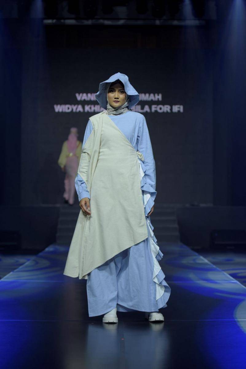 Inspirasi busana muslim modern dari Jakarta Fashion Trend 2022. 9 Februari 2022. (dok. Jakarta Fashion Trend 2022)