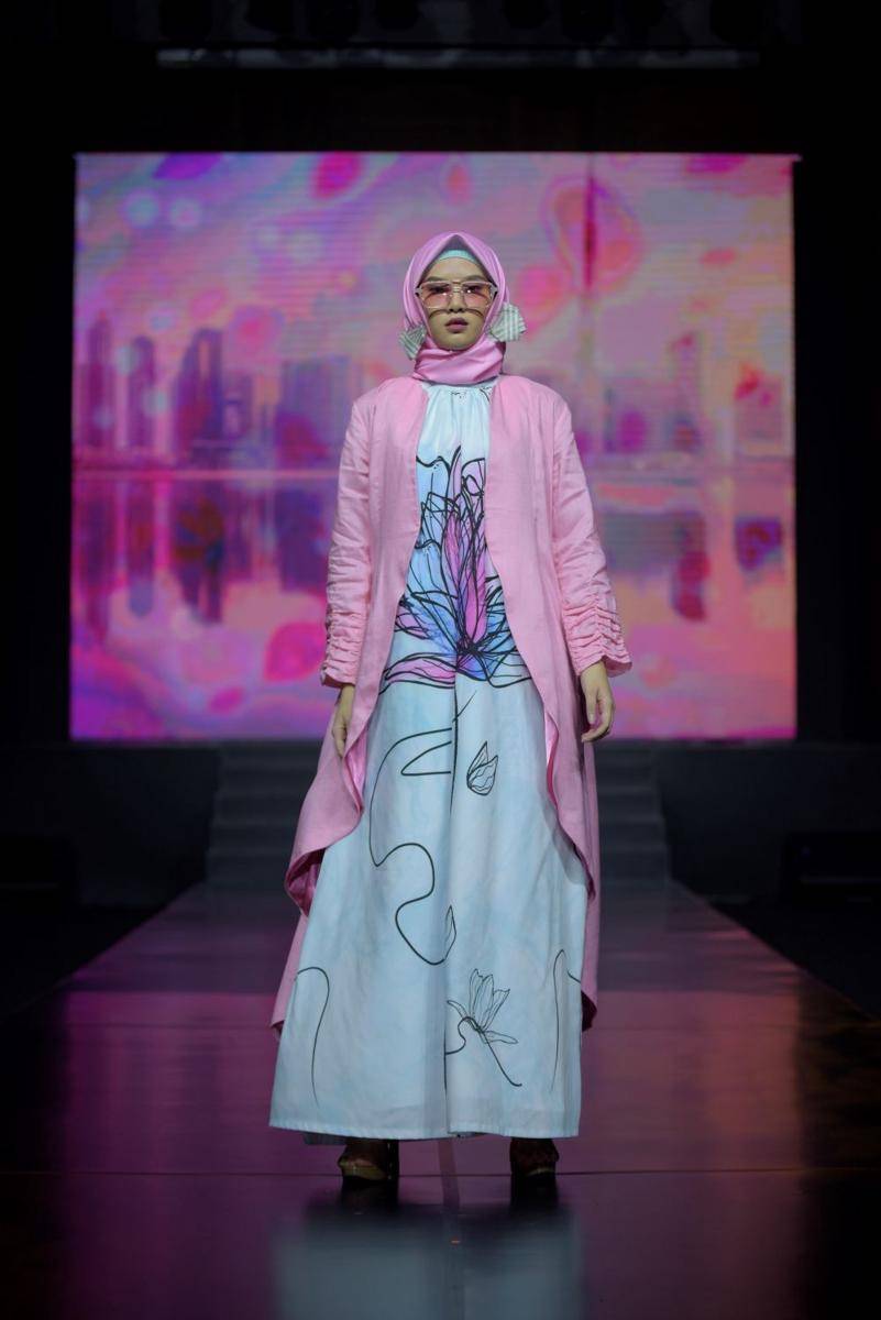 Inspirasi busana muslim modern dari Jakarta Fashion Trend 2022. 9 Februari 2022. (dok. Jakarta Fashion Trend 2022)