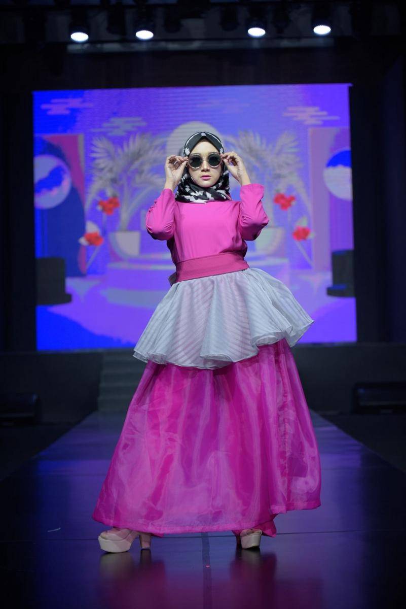Inspirasi busana muslim modern dari Jakarta Fashion Trend 2022. 9 Februari 2022. (dok. Jakarta Fashion Trend 2022)
