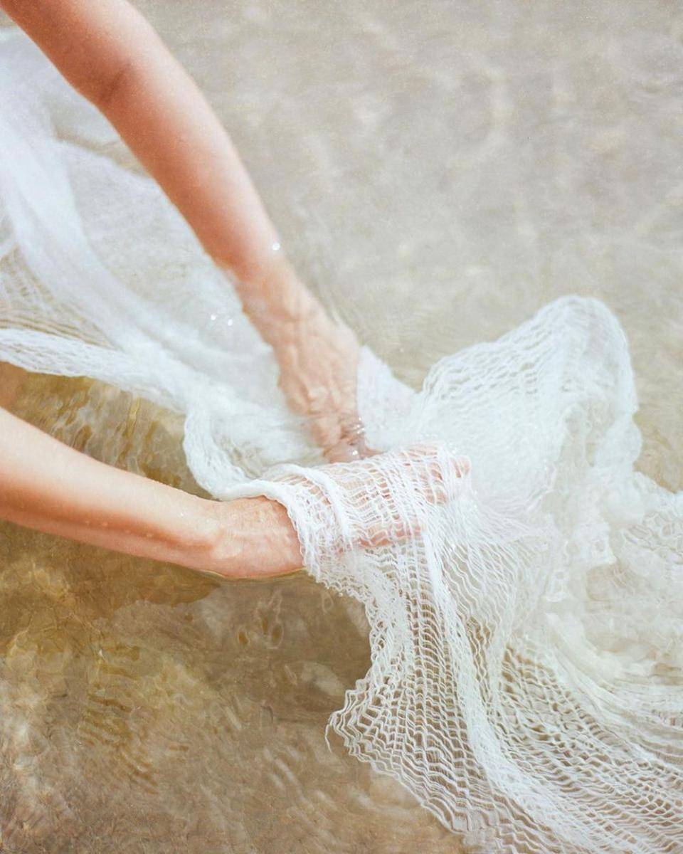 Pemotretan kehamilan Nadine Chandrawinata di pantai (Instagram.com/nadinelist)