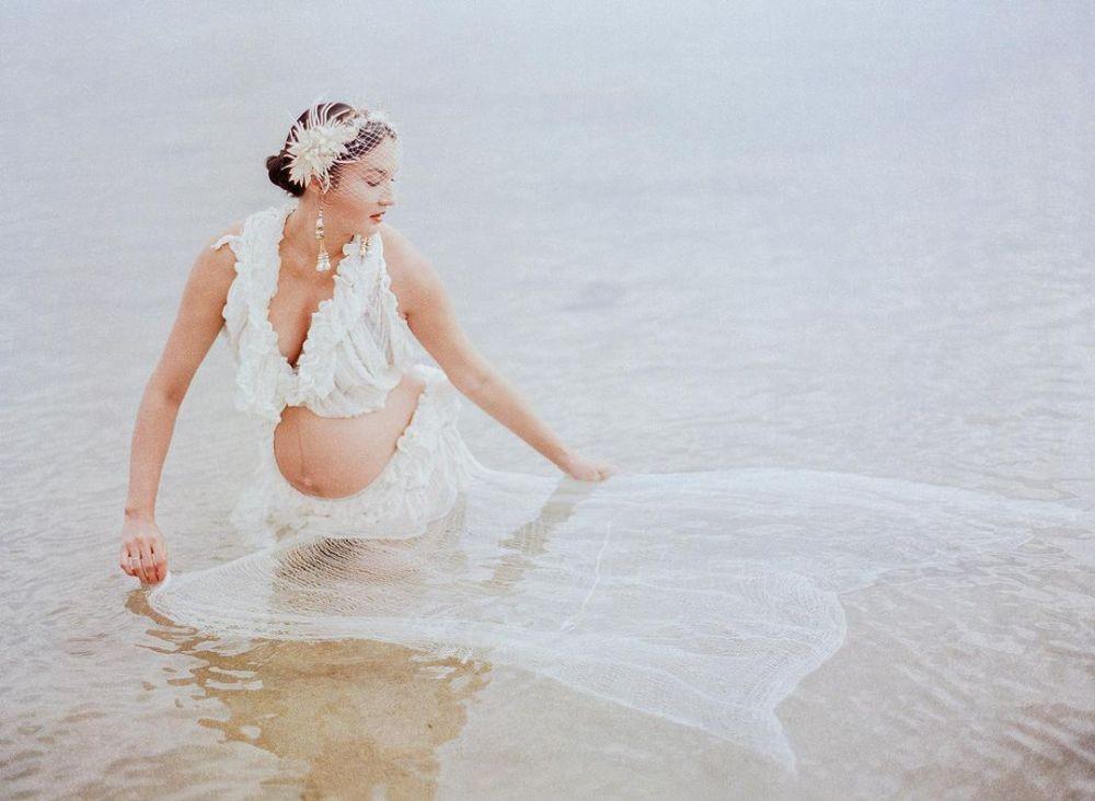 10 Potret Maternity Nadine Chandrawinata di Pantai, Pakai Kain Gorden!