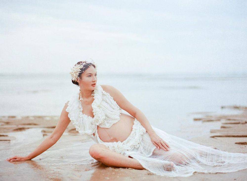 Pemotretan kehamilan Nadine Chandrawinata di pantai (Instagram.com/nadinelist)