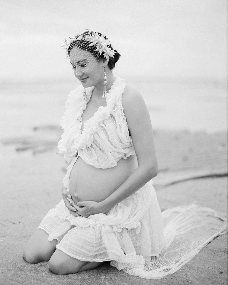 Pemotretan kehamilan Nadine Chandrawinata di pantai (Instagram.com/nadinelist)