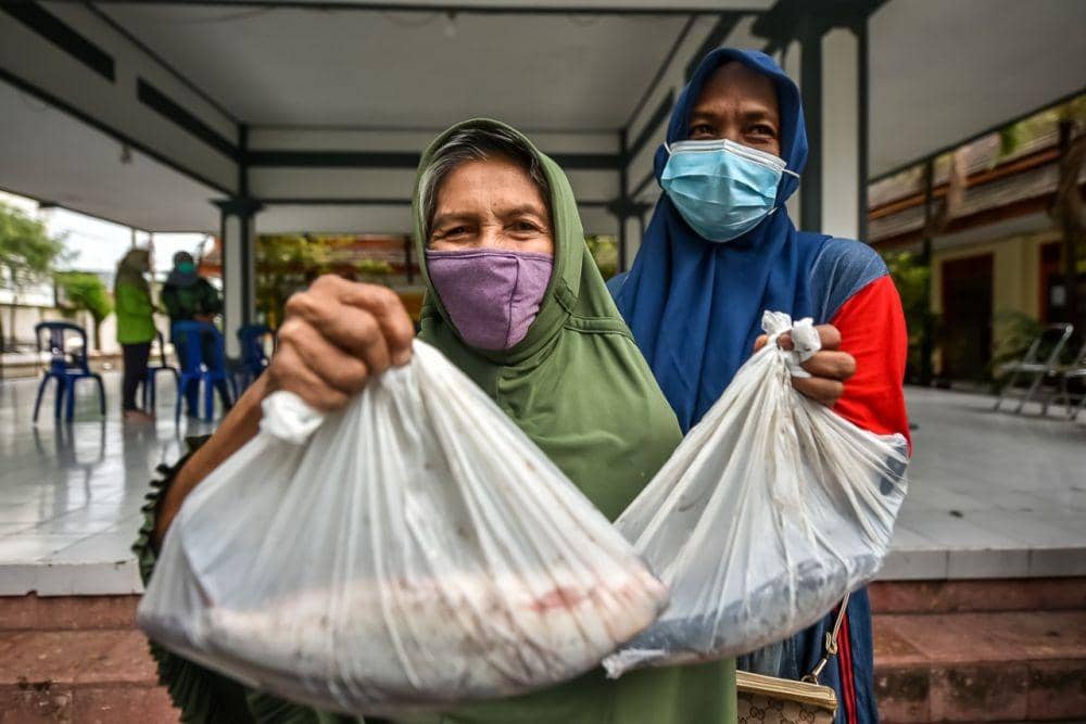 Pembagian hasil panen ikan bandeng oleh Pemkot Surabaya kepada warga MBR. (dok. Humas Pemkot Surabaya)