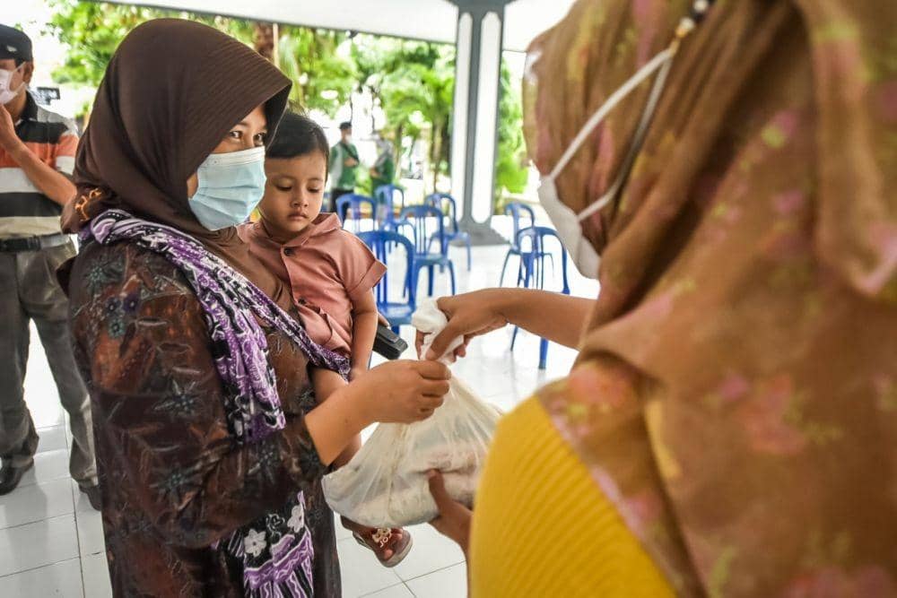 Pembagian hasil panen ikan bandeng oleh Pemkot Surabaya kepada warga MBR. (dok. Humas Pemkot Surabaya)