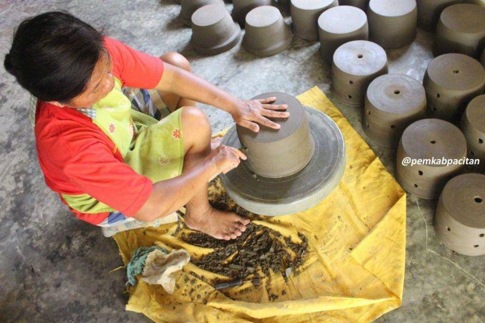 kerajinan gerabah khas Pacitan (pacitankab.go.id)