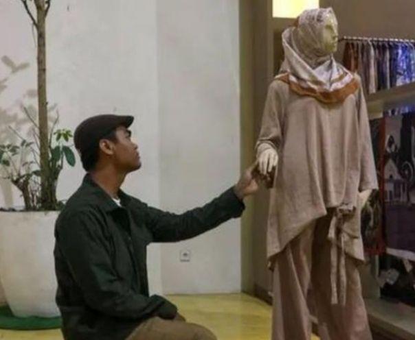 10 Potret Orang Halu akibat Kelamaan Jomblo, Cringe Abis!