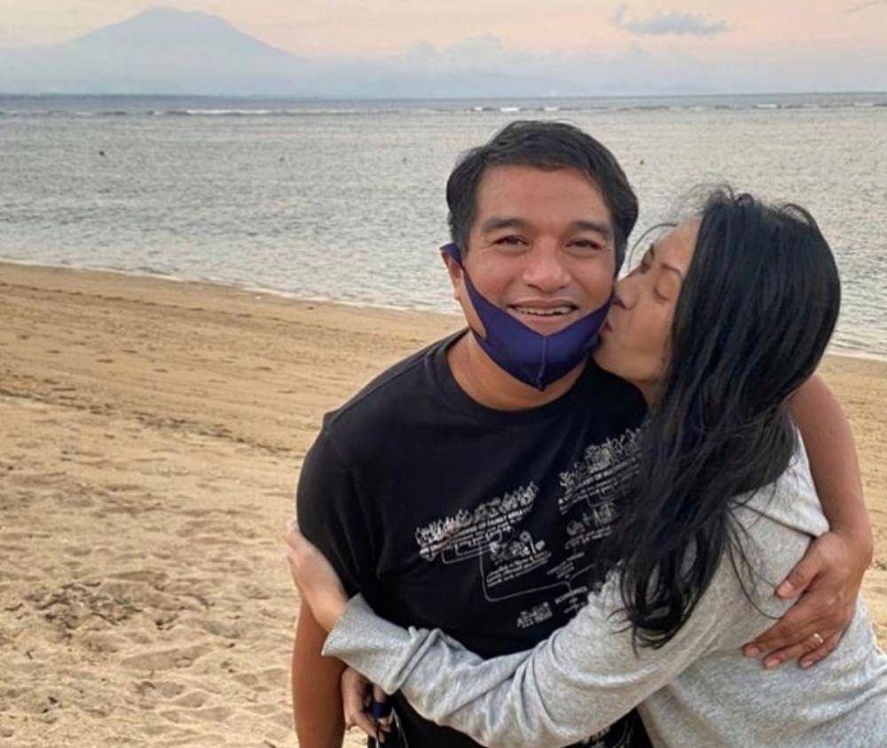 Indra Lesmana bersama istri (instagram.com/honlesmana)