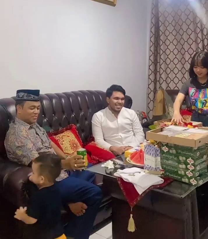 Thariq Halilintar bertemu orang tua Fuji (Instagram.com/h_faisal__69)