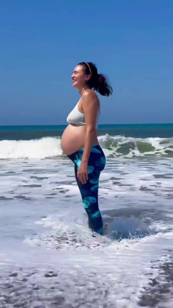 Pemotretan kehamilan Nadine Chandrawinata di pantai (Instagram.com/dimasanggara)