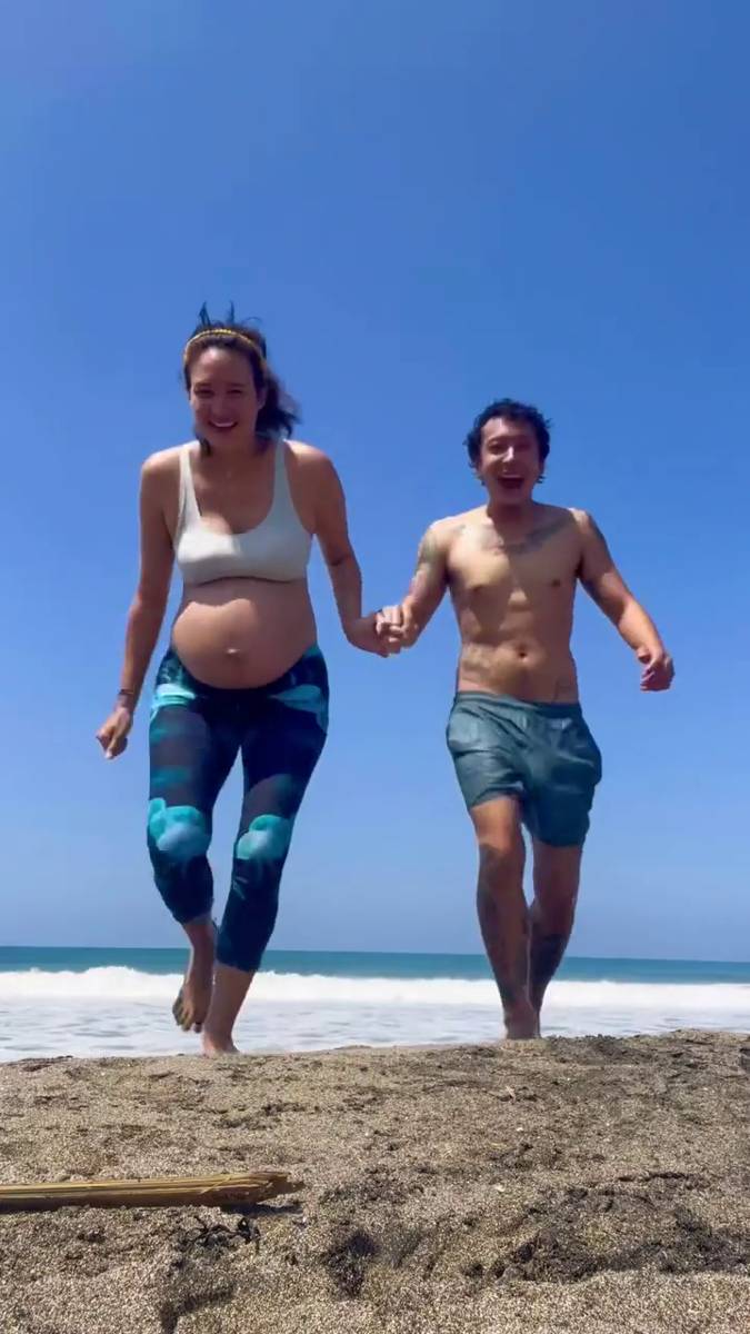 Pemotretan kehamilan Nadine Chandrawinata di pantai (Instagram.com/dimasanggara)