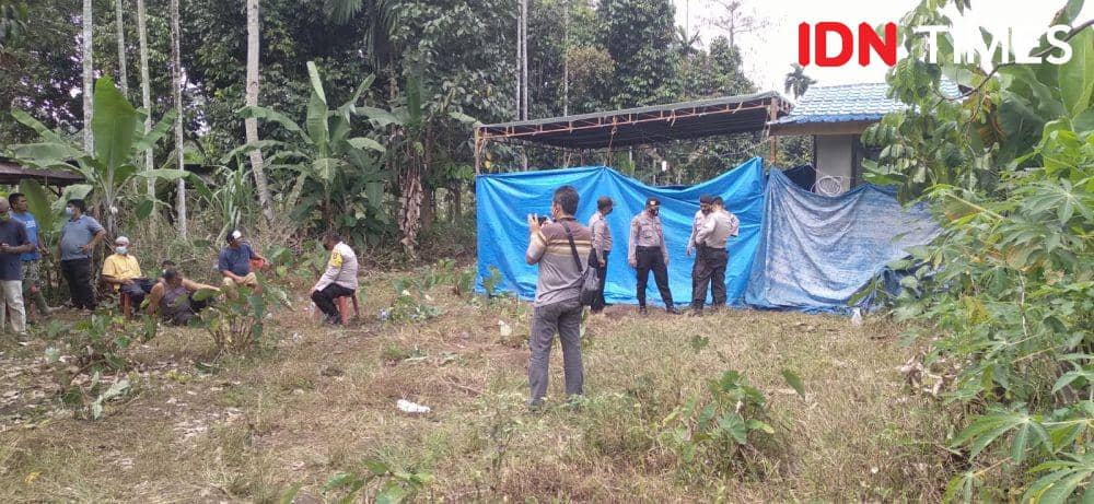 Proses pembongkaran makam korban kerangkeng manusia di Rumah Bupati Langkat nonaktif, Sabtu (12/2/2022) (IDN Times/Bambang Suhandoko)