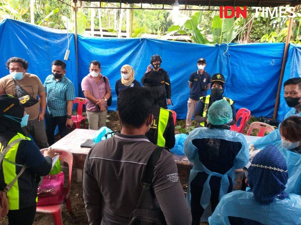 Proses pembongkaran makam penghuni kerangkeng di rumah Bupati Langkat, Sabtu (12/2/2022) (IDN Times/Bambang Suhandoko)