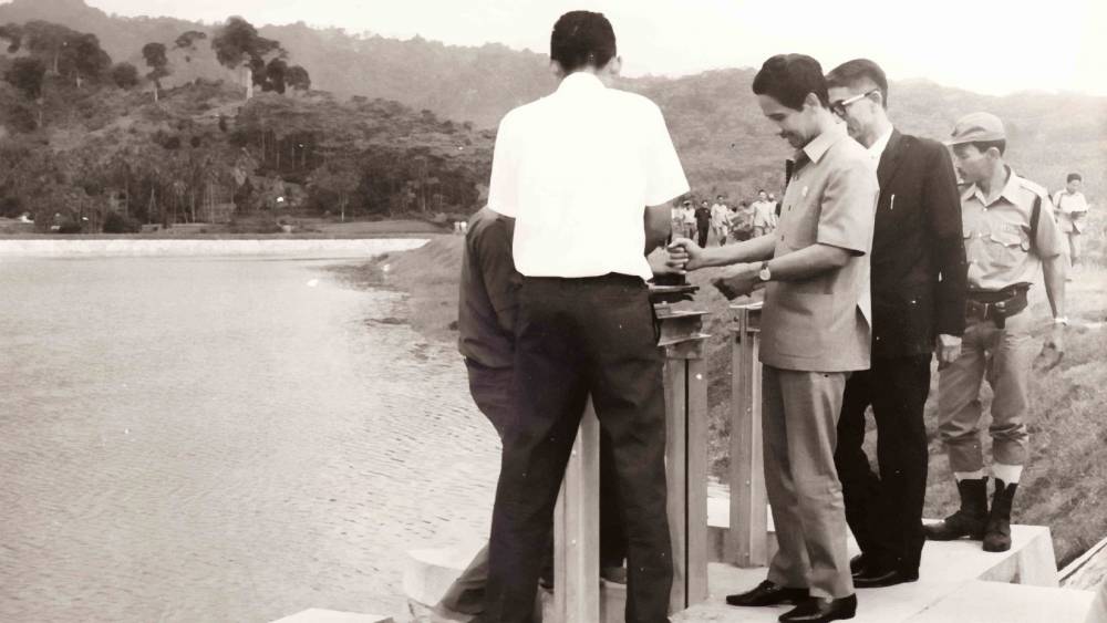 Menteri Pekerjaan Umum dan Tenaga Listrik Ir Sutami meresmikan sistem pengairan fondasi Kali Konto, Siman, Kediri, Jawa Timur, 16 November 1973. (Perpustakaan Nasional)