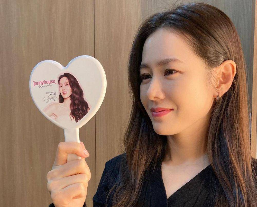 Son Ye Jin (instagram.com/yejinhand)