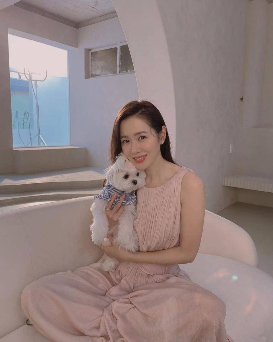 Son Ye Jin (instagram.com/yejinhand)