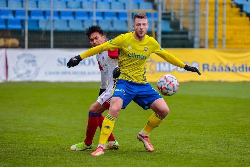 Witan Sulaeman dan Egy Maulana Vikri tak bisa membantu FK Senica terhindar dari kekalahan telak 5-0 dari Slovan Bratislava dalam duel yang digelar di Tehelne Pole Stadium, Sabtu (13/2/2022). (Instagram/@fcfastavzlin_cz)