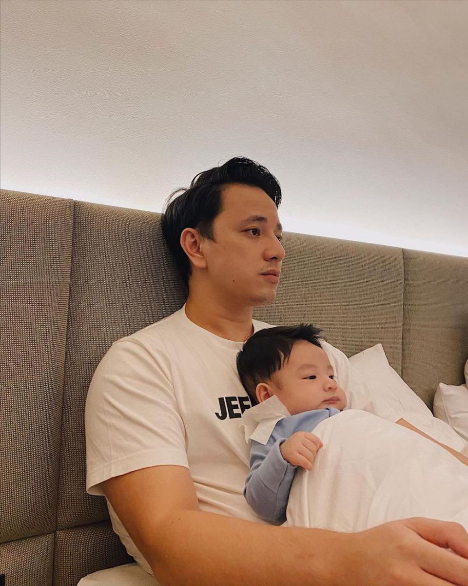 10 Potret Billy Davidson saat Momong Anak, Ayah Siaga Banget!