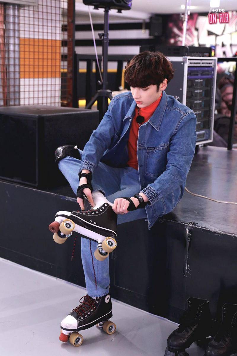 outer ala Hueningkai TXT (twitter.com/txtonair)
