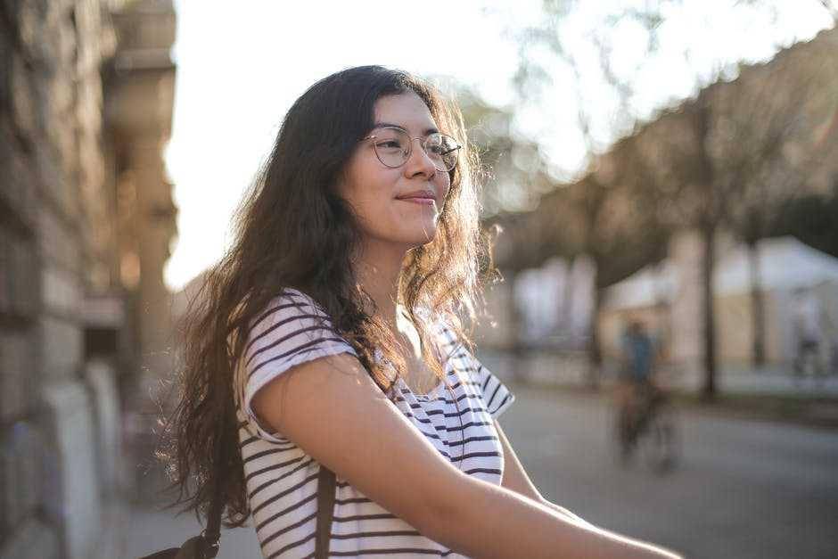 ilustrasi wanita tersenyum (pexels.com/Andrea Piacquadio)