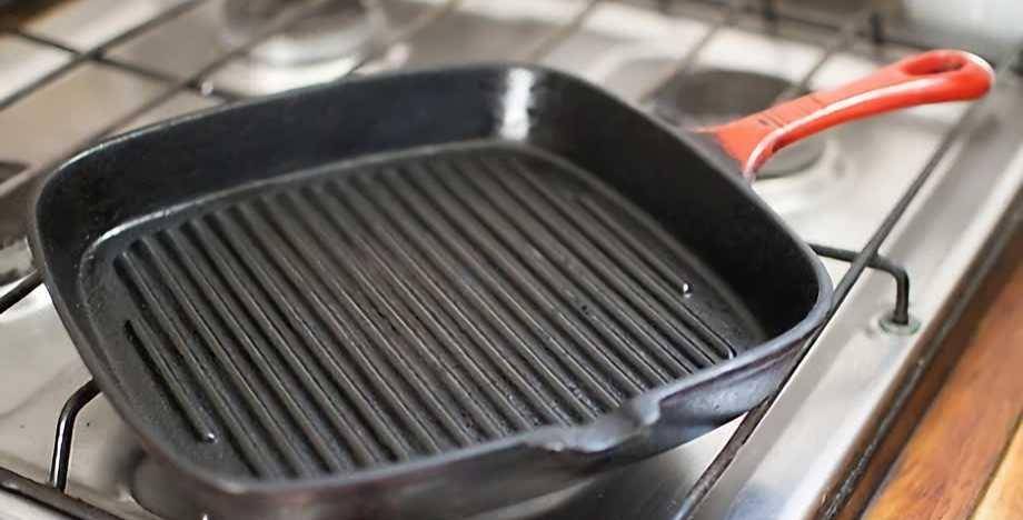 ilustrasi grill pan di atas kompor (wikihow.com)