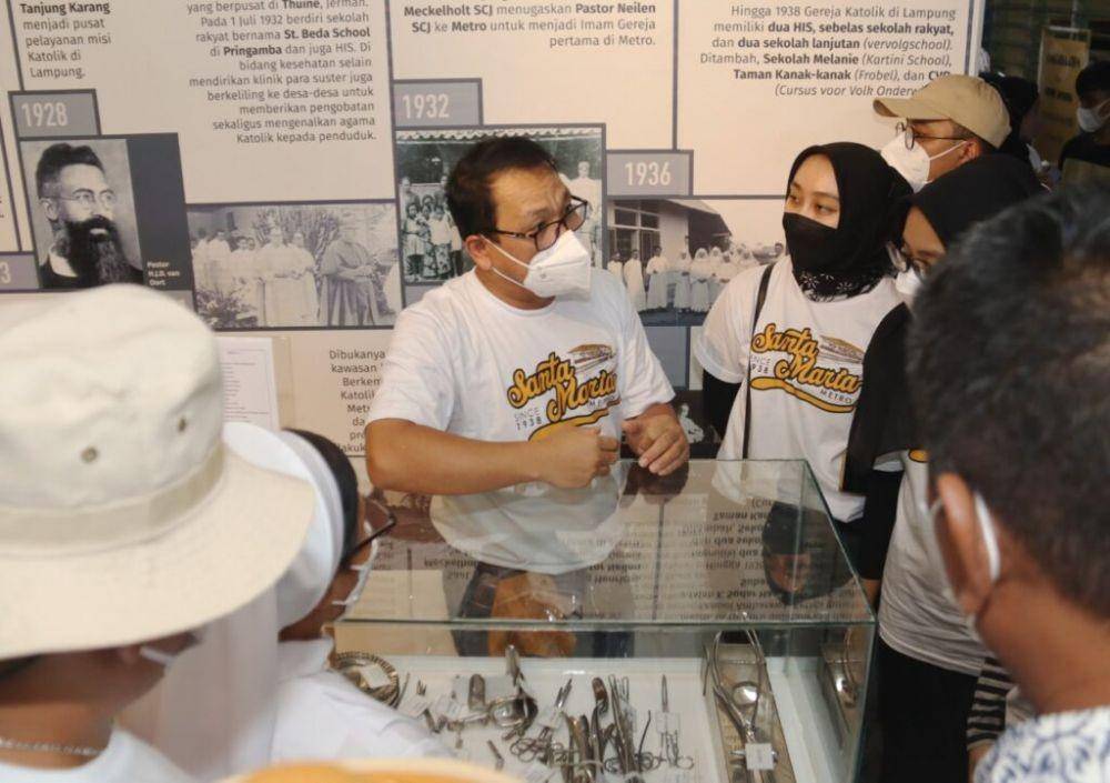 Wali Kota Metro Wahdi Siradjuddin meresmikan Museum Mini Santa Maria “Kelahiran Kembali”, Sabtu (12/2/2022). (Dok Pemkot Metro).