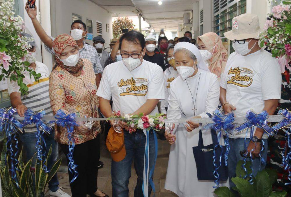 Wali Kota Metro Wahdi Siradjuddin meresmikan Museum Mini Santa Maria “Kelahiran Kembali”, Sabtu (12/2/2022). (Dok Pemkot Metro).