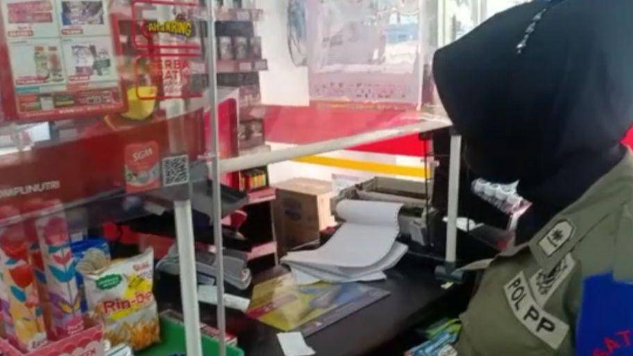 Petugas Satpol PP Makassar mengarahkan karyawan minimarket untuk tidak memajang alat kontrasepsi, Minggu (13/2/2022). IDN Times/Istimewa