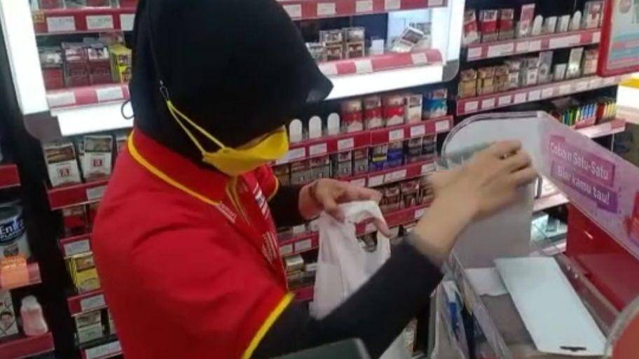 Karyawan minimarket di Makassar menyimpan alat kontrasepsi saat didatangi petugas Satpol PP, Minggu (13/2/2022). IDN Times/Istimewa