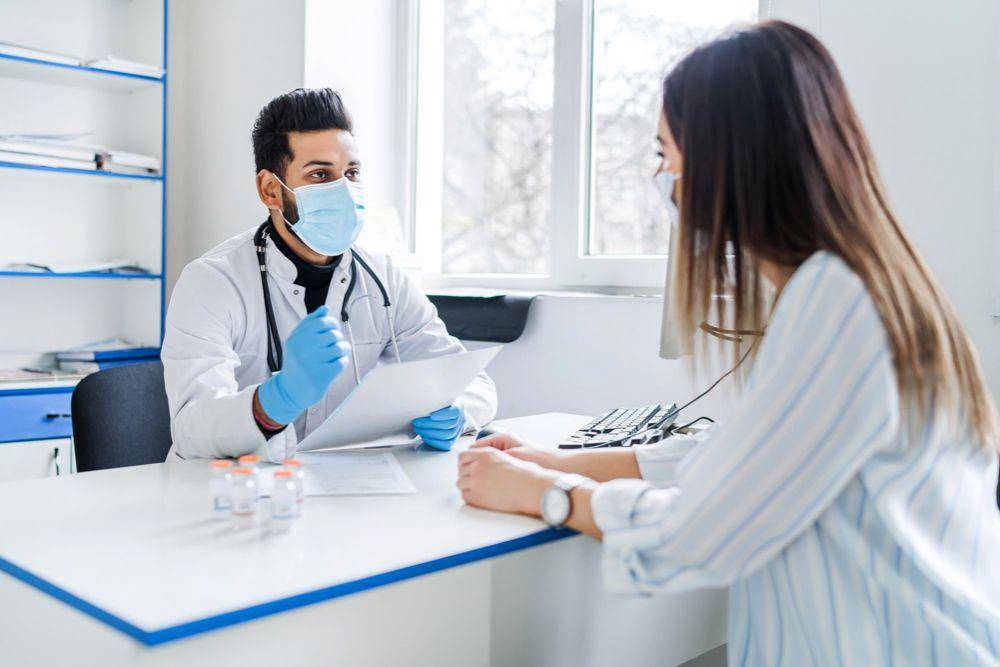 ilustrasi dokter sedang berbicara dengan pasien (freepik.com/artursafronovvvv)