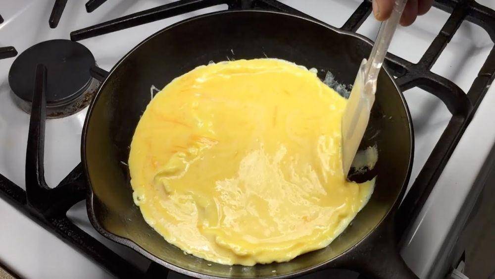 Ilustrasi memasak telur orak-arik (youtube.com/theculinaryfanatic)