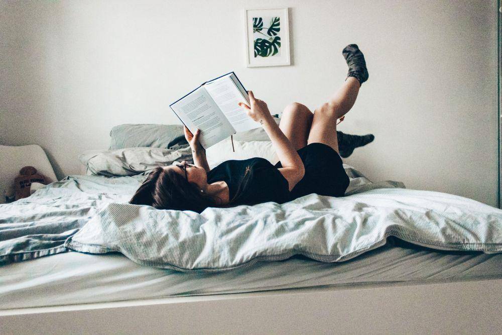 ilustrasi bersantai di kamar (unsplash.com/Nicole Wolf)