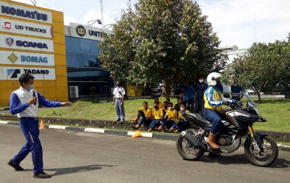 Karyawan United Tractors Belajar Safety Riding Naik Honda CB150X (Dok. Indako)