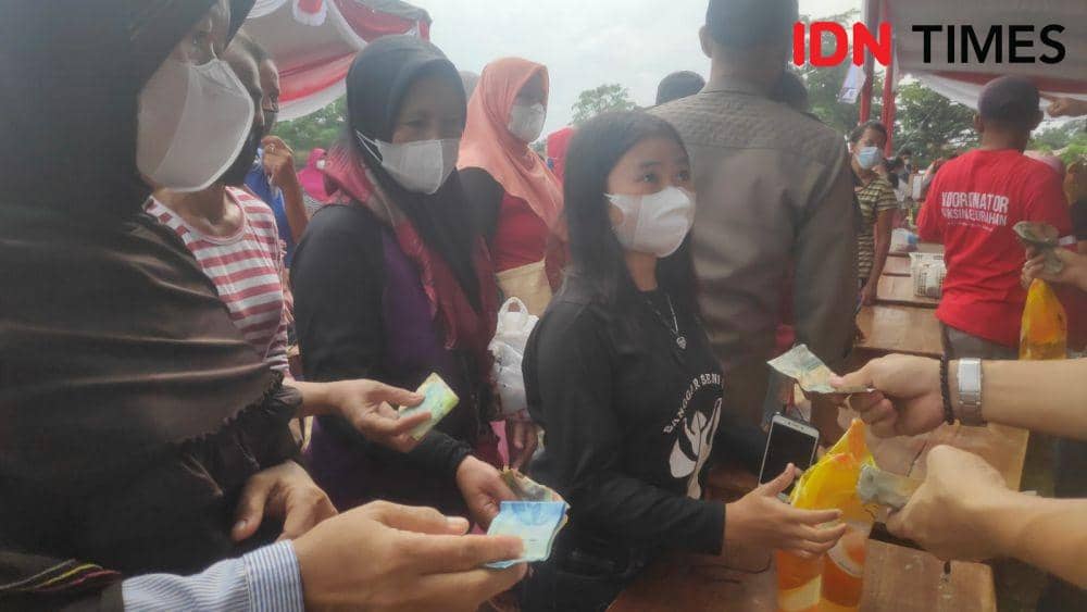 Kegiatan pasar murah di Kecamatan Bumi Waras. (IDN Times/Rohmah Mustaurida).