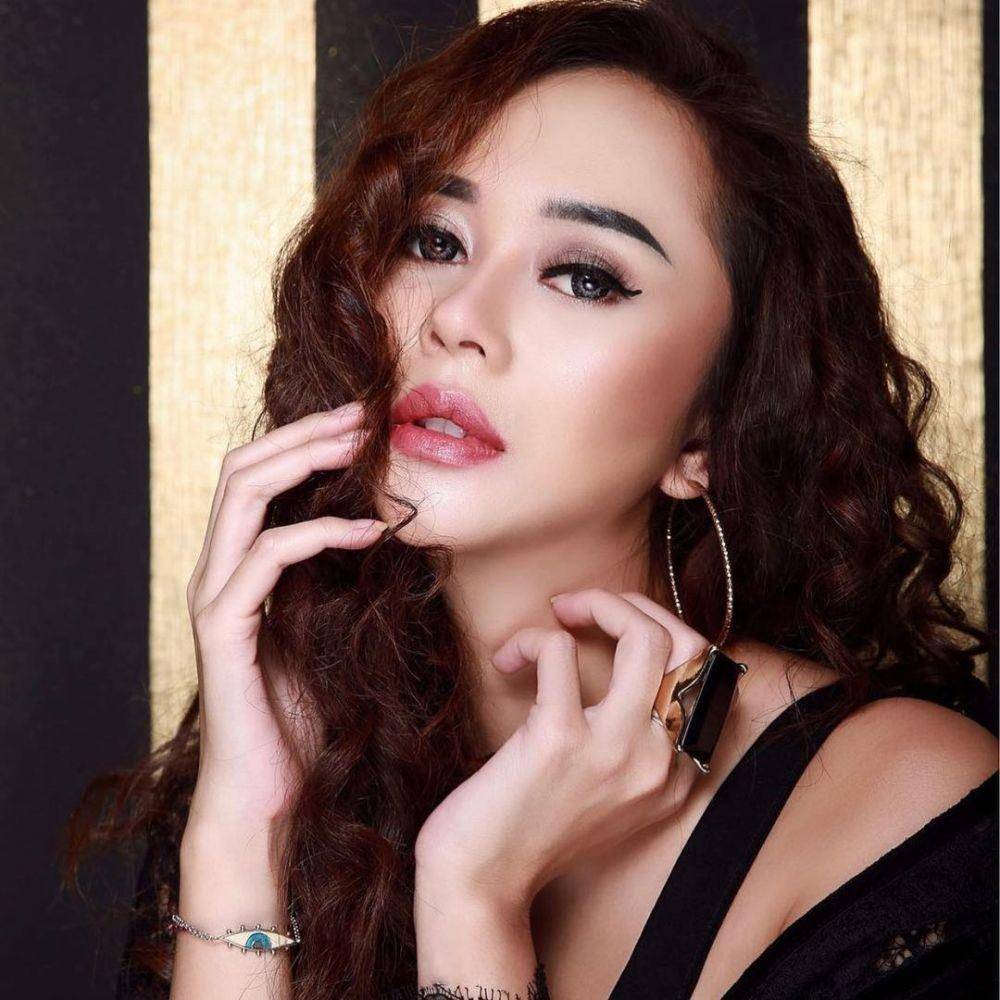 Aura Kasih (instagram.com/aurakasih/)