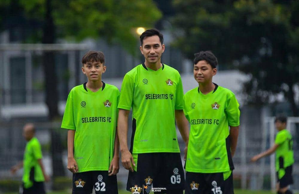 9 Potret Kompak Darius Sinathrya Main Bola Bareng Anak