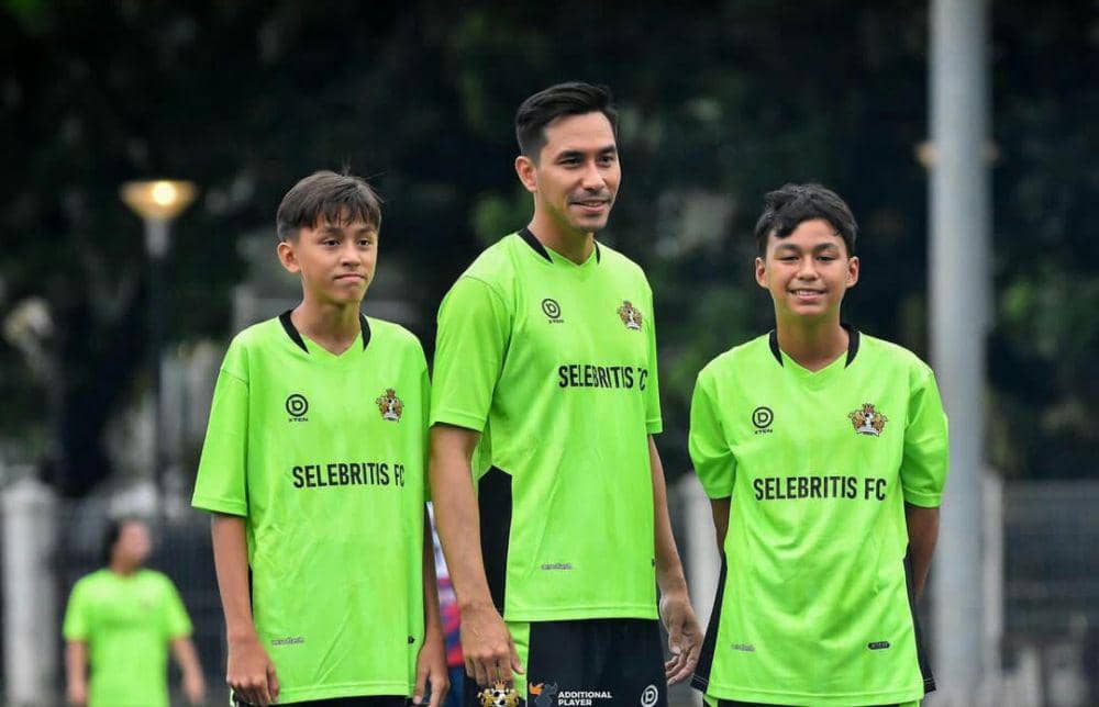 Potret Darius Sinathrya bermain bola bareng anak. (instagram.com/darius_sinathrya)