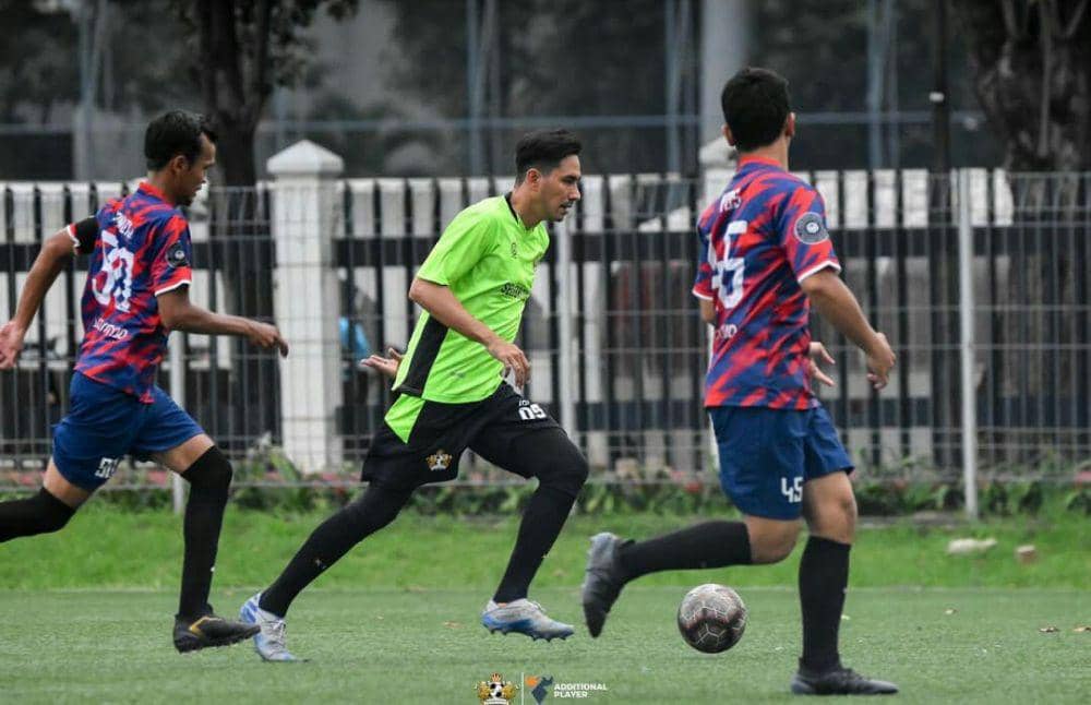 Potret Darius Sinathrya bermain bola bareng anak. (instagram.com/darius_sinathrya)