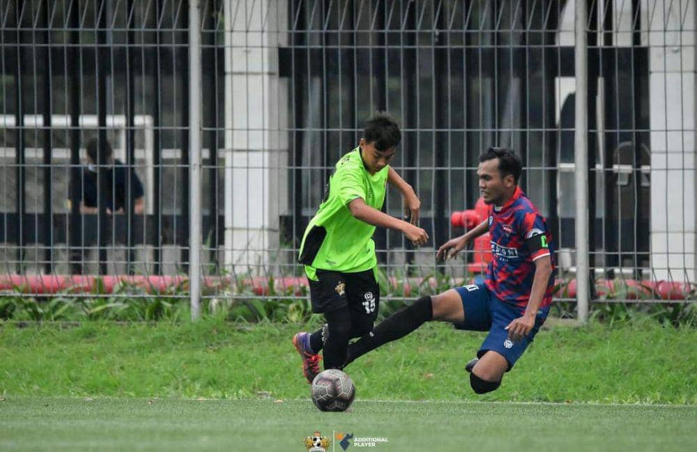 Potret Darius Sinathrya bermain bola bareng anak. (instagram.com/darius_sinathrya)