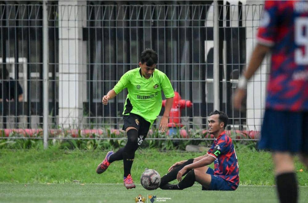 Potret Darius Sinathrya bermain bola bareng anak. (instagram.com/darius_sinathrya)